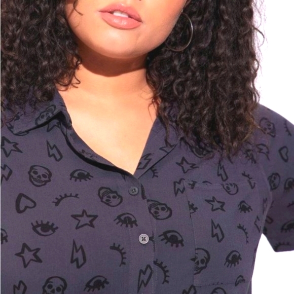 ❤️NWT VINTAGE TORRID BLOUSE - SKULL HEART BOLT PRINT - LIZZIE - BUTTON FRONT - Picture 12 of 15